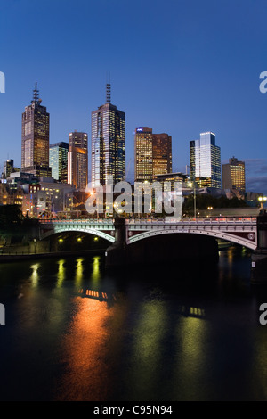 Blick über Yarra River City Skyline in der Abenddämmerung.  Melbourne, Victoria, Australien Stockfoto