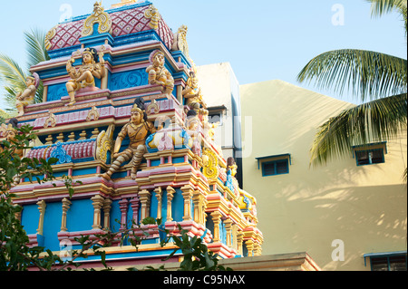 Indische Gottheiten auf bunten Hindu-Tempel. Puttaparthi, Andhra Pradesh, Indien Stockfoto