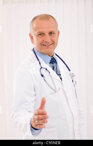 Glücklich Reife Arzt männlich geben Händedruck willkommen Porträt Stockfoto