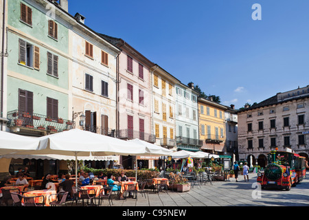 Italien, Piemont, Lago d ' Orta, Orta Stadt, Cafés in der Piazza Mario Motta Stockfoto