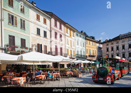 Italien, Piemont, Lago d ' Orta, Orta Stadt, Cafés in der Piazza Mario Motta Stockfoto