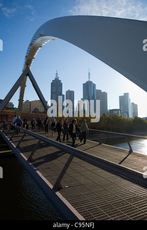 Stadtarbeiter Yarra River mit Skyline der Stadt im Hintergrund der Southgate-Brücke überqueren.  Melbourne, Victoria, Australien Stockfoto