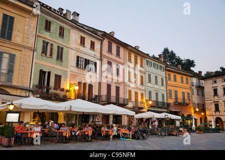 Italien, Piemont, Lago d ' Orta, Orta Stadt, Cafés in der Piazza Mario Motta Stockfoto