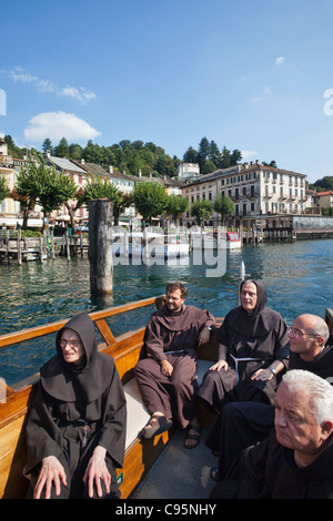 Italien, Piemont, Lago d ' Orta, Franziskaner-Mönchen auf Boot zur Insel San Giulio Stockfoto