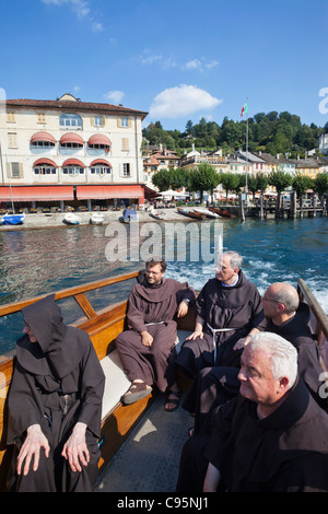 Italien, Piemont, Lago d ' Orta, Franziskaner-Mönchen auf Boot zur Insel San Giulio Stockfoto