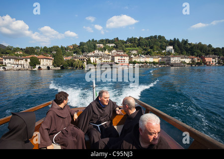 Italien, Piemont, Lago d ' Orta, Franziskaner-Mönchen auf Boot zur Insel San Giulio Stockfoto