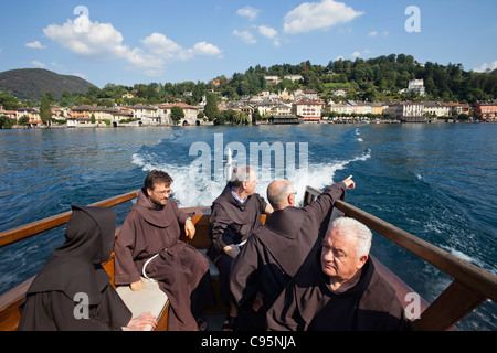 Italien, Piemont, Lago d ' Orta, Franziskaner-Mönchen auf Boot zur Insel San Giulio Stockfoto