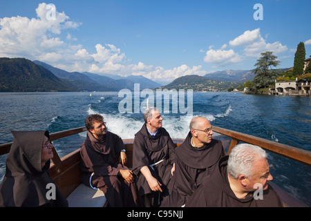 Italien, Piemont, Lago d ' Orta, Franziskaner-Mönchen auf Boot zur Insel San Giulio Stockfoto