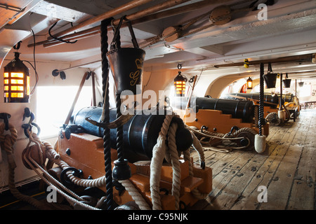 Portsmouth Historic Dockyard, HMS Victory, Portsmouth, Hampshire, England Gun Unterdeck Stockfoto