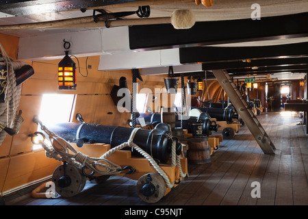 Portsmouth Historic Dockyard, HMS Victory, Portsmouth, Hampshire, England Gun Unterdeck Stockfoto