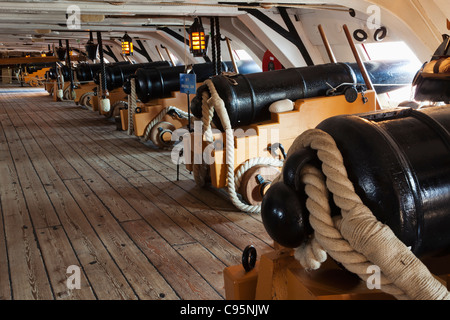 Portsmouth Historic Dockyard, HMS Victory, Portsmouth, Hampshire, England Gun Unterdeck Stockfoto