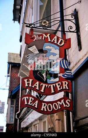 Lyndhurst - den Mad Hatter Teestuben in belebten Hauptstraße der Stadt bekannt als die Hauptstadt des New Forest Stockfoto