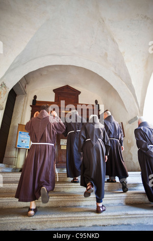 Italien, Piemont, Lago d ' Orta, Franziskaner-Mönchen in der Basilika des Heiligen Giulio Stockfoto