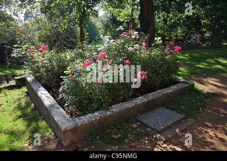 Das Grab von Frau Reginald Hargreaves, die "Alice" in Carrolls "Alice im Wunderland", auf einem Friedhof mit Blick auf Lyndhurst Stockfoto