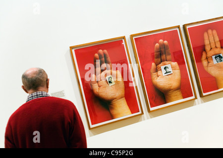 Ein Mann blickt auf eine Ausstellung in der National Gallery of Victoria in Melbourne, Victoria, Australia Stockfoto