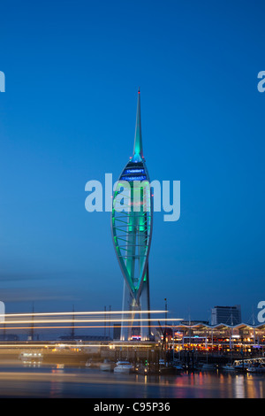 England, Hampshire, Portsmouth, Nachtansicht der Spinnaker Tower Stockfoto