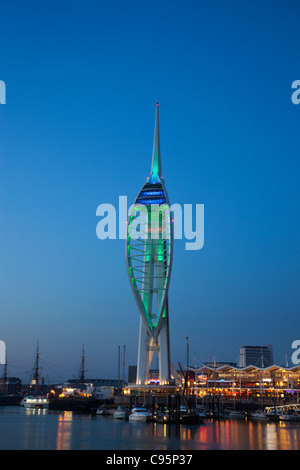 England, Hampshire, Portsmouth, Nachtansicht der Spinnaker Tower Stockfoto