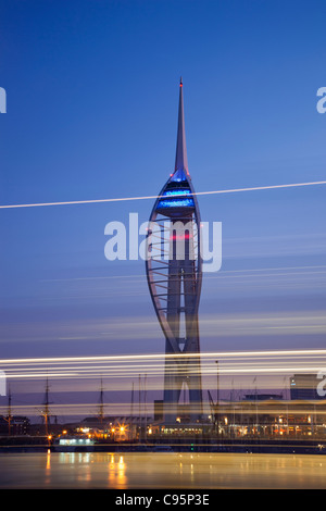 England, Hampshire, Portsmouth, Nachtansicht der Spinnaker Tower Stockfoto