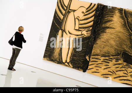 Eine Frau schaut ein Porträt in der National Gallery of Victoria in Melbourne, Victoria, Australia Stockfoto