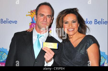 Chris Meloni, Mariska Hargitay im Ankunftsbereich für nur machen glauben On Broadway 12. jährliche Gala, The Shubert Theatre, New York, NY 14. November 2011. Foto von: Gregorio T. Binuya/Everett Collection Stockfoto