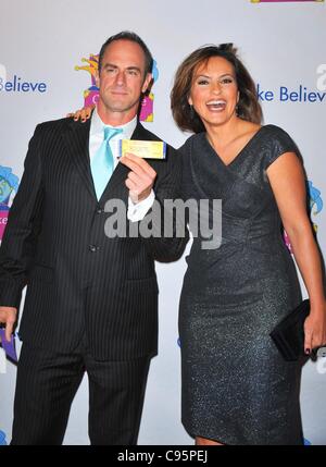 Chris Meloni, Mariska Hargitay im Ankunftsbereich für nur machen glauben On Broadway 12. jährliche Gala, The Shubert Theatre, New York, NY 14. November 2011. Foto von: Gregorio T. Binuya/Everett Collection Stockfoto