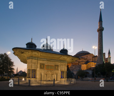 Der Brunnen des Sultans Ahmed III ist ein Brunnen befindet sich vor dem kaiserlichen Tor der Topkapi Palast in Istanbul, Türkei. Stockfoto