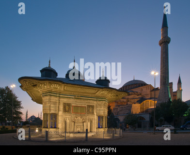 Der Brunnen des Sultans Ahmed III ist ein Brunnen befindet sich vor dem kaiserlichen Tor der Topkapi Palast in Istanbul, Türkei. Stockfoto