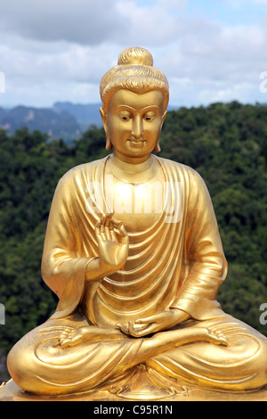 Buddha-Statue an der Spitze des Berges am Wat Tham Seua (Tiger Cave) Tempel, Krabi, Thailand, Südostasien, Asien Stockfoto