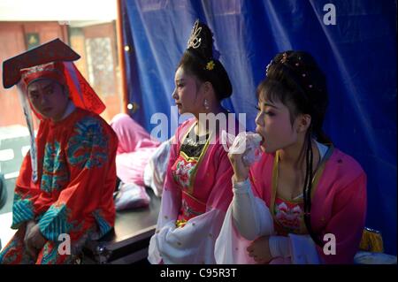 Chinesische Huangmei Oper Künstler aus Anhei Provinz Ruhe hinter den Kulissen bei einem kommerziellen Auftritt für Dorfbewohner in Wenzhou, Zhejiang Provinz, China am 14. November 2011. Stockfoto