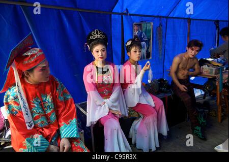 Chinesische Huangmei Oper Künstler aus Anhei Provinz Ruhe hinter den Kulissen bei einem kommerziellen Auftritt für Dorfbewohner in Wenzhou, Zhejiang Provinz, China am 14. November 2011. Stockfoto