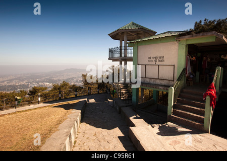 Indien, Meghalaya, Shillong, militärischer Aussichtspunkt mit Blick auf die Stadt mit Schicht von smog Stockfoto