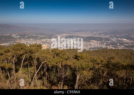 Indien, Meghalaya, Shillong, erhöhten Blick über Stadt aus militärischer Sicht mit Schicht von smog Stockfoto