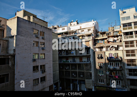 Immigranten in Balkone in Omonoia (Omonoias)-Viertel im Zentrum von Athen. Stockfoto