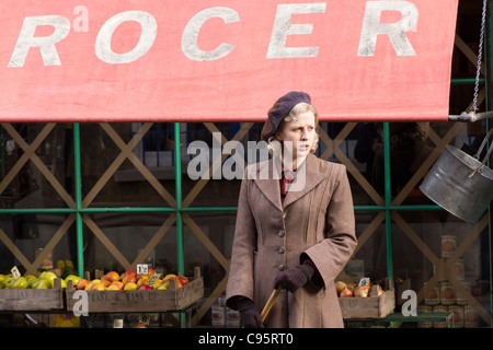 Am Set mit Alexandra Roach Darsteller als junge Baronin Margaret Thatcher in den nächsten film The Iron Lady Stockfoto