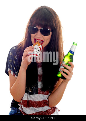 Junge Frau trinkt Bier. Model Released Stockfoto