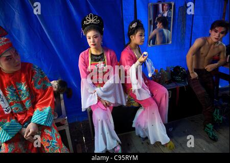 Chinesische Huangmei Oper Künstler aus Anhei Provinz Ruhe hinter den Kulissen bei einem kommerziellen Auftritt für Dorfbewohner in Wenzhou, Zhejiang Provinz, China am 14. November 2011. Stockfoto