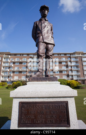 Statue von Charles Stewart Rolls, der erste Mensch, der Ärmelkanal und die Rückkehr zu überqueren, Dover, Kent, England in einem einzigen Flug Stockfoto