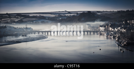 Ein einzelnes Ruderer in der Nähe von Bideford lange Brücke auf dem Fluß Torridge in Bideford, North Devon Stockfoto