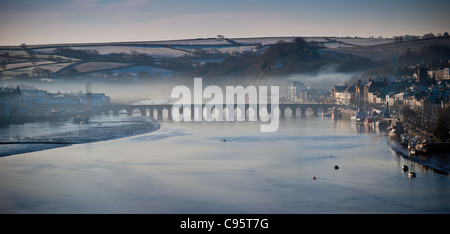 Ein einzelnes Ruderer in der Nähe von Bideford lange Brücke auf dem Fluß Torridge in Bideford, North Devon Stockfoto