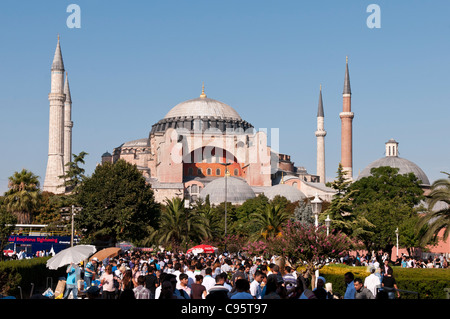 Touristischen Massen vor Aya Sofya (Hagia Sophia), Sultanahmet, Istanbul, Türkei Stockfoto