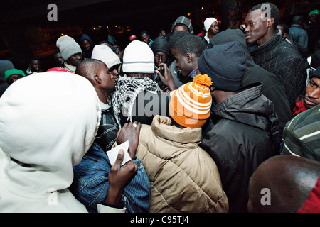 Afrikanische Einwanderer Quequeing für Asylsuchende Papiere in Athen, Griechenland. Stockfoto