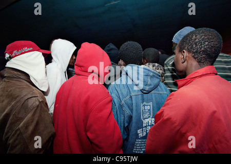 Afrikanische Einwanderer Quequeing für Asylsuchende Papiere in Athen, Griechenland. Stockfoto