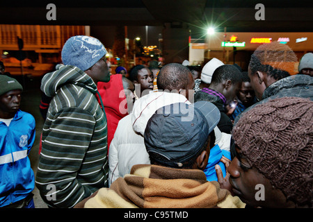 Afrikanische Einwanderer Quequeing für Asylsuchende Papiere in Athen, Griechenland. Stockfoto