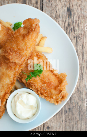 Zwei panierte Fisch-Filets auf einem Teller mit Pommes Frites und mayonnaise Stockfoto