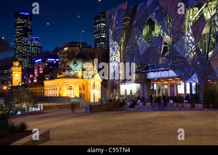 Federation Square beleuchtet in der Nacht in Melbourne, Victoria, Australia Stockfoto