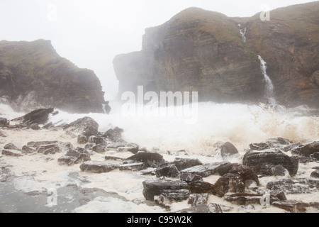 Sturm Kraft Südwinde zerschlagen die Orkney Festlandsküste, mit Wellen, die über 80 Fuß Klippen am Deerness Stockfoto