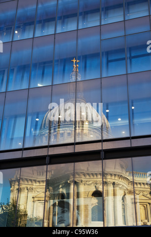 England, London, Spiegelung im Glas von St. Paul Kathedrale Stockfoto