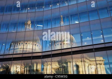 England, London, Spiegelung im Glas von St. Paul Kathedrale Stockfoto