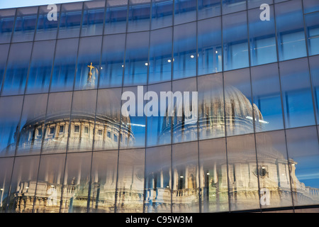 England, London, Spiegelung im Glas von St. Paul Kathedrale Stockfoto