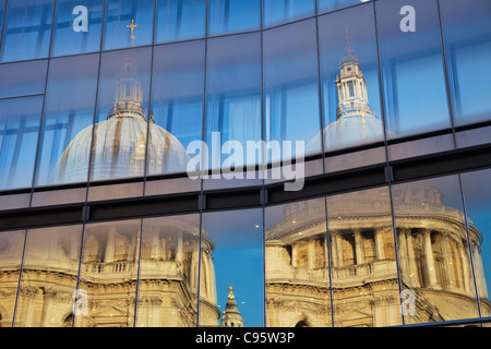 England, London, Spiegelung im Glas von St. Paul Kathedrale Stockfoto